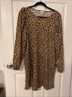 crown & ivy Tan and Black Leopard Print Long Sleeve Shift Dress